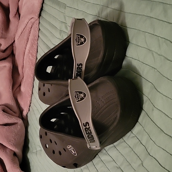 Men's NFL Raider Crocs - Picture 3 of 5